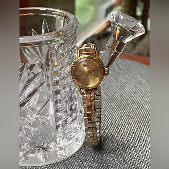 Vulcain Ladies Gold Winding Watch with Speidel Stretchable Wristband vintage - Picture 2 of 10